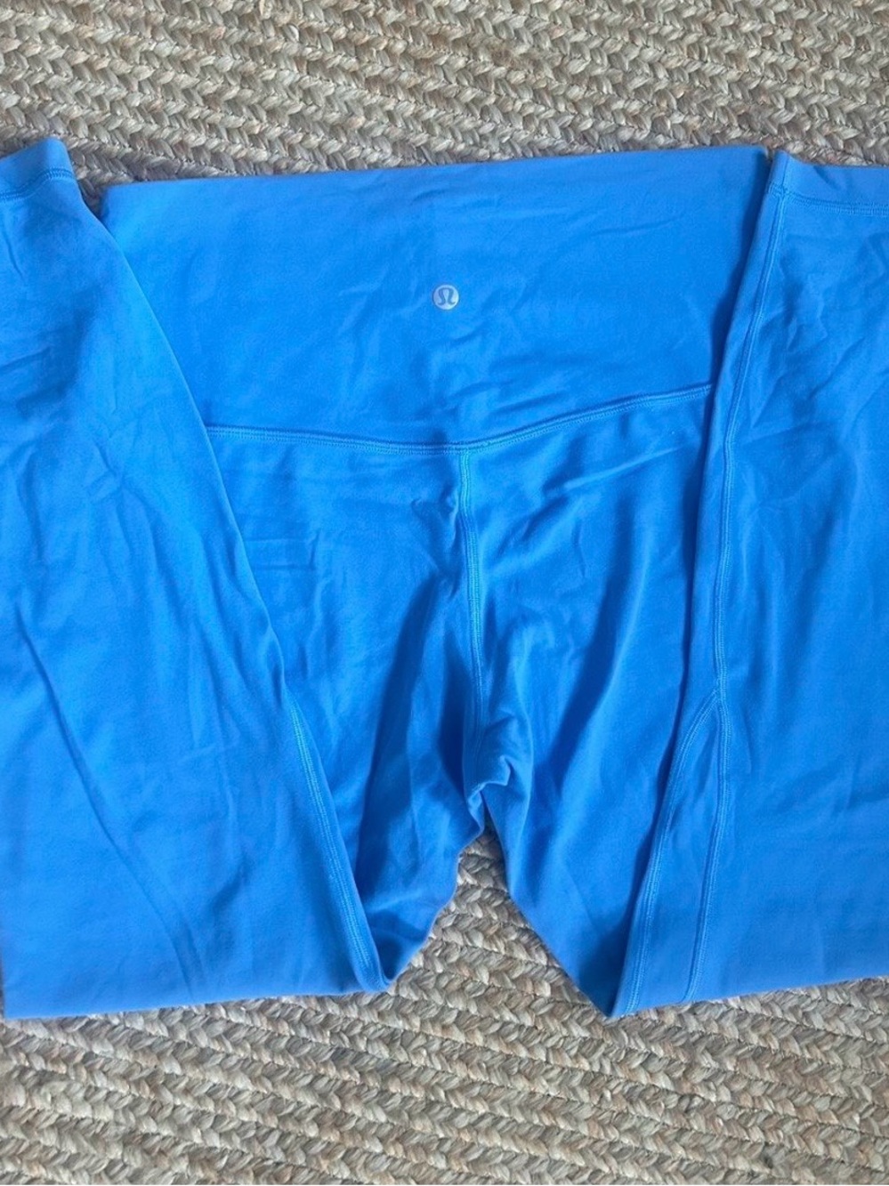 lululemon athletica Bright Blue Leggings does not have tag on the inside